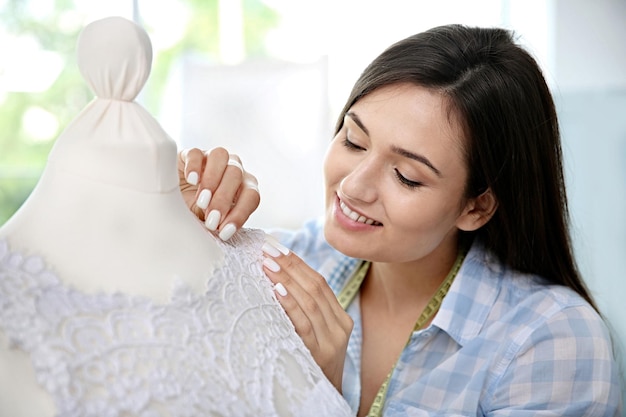 Client mulțumit ținând o pernă brodată